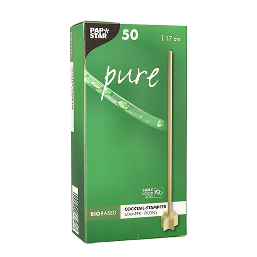 In einer grünen Box der PAPSTAR GmbH mit der Aufschrift „pure“ befinden sich 50 Cocktailrührer aus Naturholz mit einer Länge von jeweils 17 cm. Das umweltfreundliche Design zeigt auf der Verpackung ein Bild eines Holzrührers und Wassertropfen.