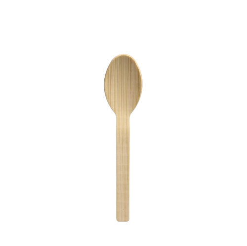 Ein einzelner PAPSTAR 11 cm Bambus-Kaffeelöffel „pure“ mit abgerundeter Laffe und flachem Griff aus der 50 Stück Faltschachtel der PAPSTAR GmbH, hochkant auf weißem Untergrund präsentiert.