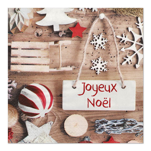 Ein Holztisch mit weißem und rotem Weihnachtsschmuck, einer gestreiften Kugel und einem "Joyeux Noël"-Schild, das an einer Schnur hängt, steht neben PAPSTAR GmbH 20 Servietten, 33x33 cm, 3-lagig, 1/4-fach gefaltet aus Design Set 3.