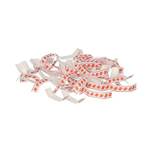 Ein Stapel Starpak 1000 Verschluss-Clips aus drahtverstärktem Papier in rot/weiß (3,3 x 0,8 x 0,1 cm) erinnert mit ihrem Zickzack-Muster an gebrochene Glückskekszettel und ist auf weißem Hintergrund isoliert dargestellt.