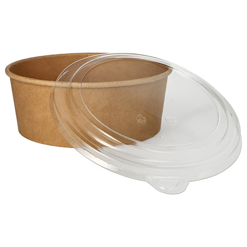 Die runde, braune Starpak 50 Salatschale aus Pappe mit PE-Beschichtung wird mit einem klaren Deckel geliefert, der teilweise zur Seite gelegt ist und den offenen Behälter von Starpak sichtbar macht.