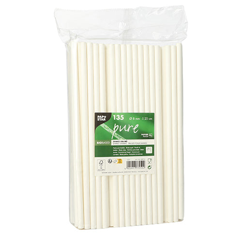 Eine transparente Kunststoffverpackung enthält 135 PAPSTAR Shake-Halme Papier (Ø 8 mm, 25 cm) der PAPSTAR GmbH. Das grün-weiße Etikett ist mit Umweltsymbolen, Produktinformationen und einem Barcode versehen.