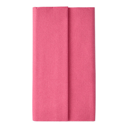 Eine sauber gefaltete, rechteckige rosa PAPSTAR-Tischdecke, Tissue „ROYAL Collection“ (120 cm x 180 cm) von der PAPSTAR GmbH wird auf einem weißen Hintergrund präsentiert und zeigt ihr subtiles Strukturmuster und zwei vertikale Bahnen.