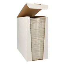 Ein Stapel PAPSTAR 100 Servietten „ROYAL Collection“ 1/6-Falz 48 cm x 33 cm der PAPSTAR GmbH in Beige ist ordentlich verpackt in einer offenen weißen Spenderschachtel aus Karton mit hochgeklappter Klappe.