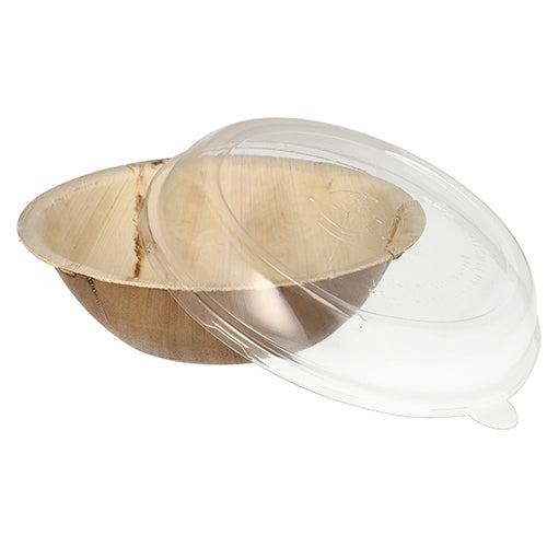 Eine hellbraune, runde Palmblatt-Schale aus dem „10 Schalen Kombipack“ von Starpak mit transparentem rPET-Deckel mit kleiner Lasche; beide bestehen aus Naturmaterialien und recycelbarem PET.