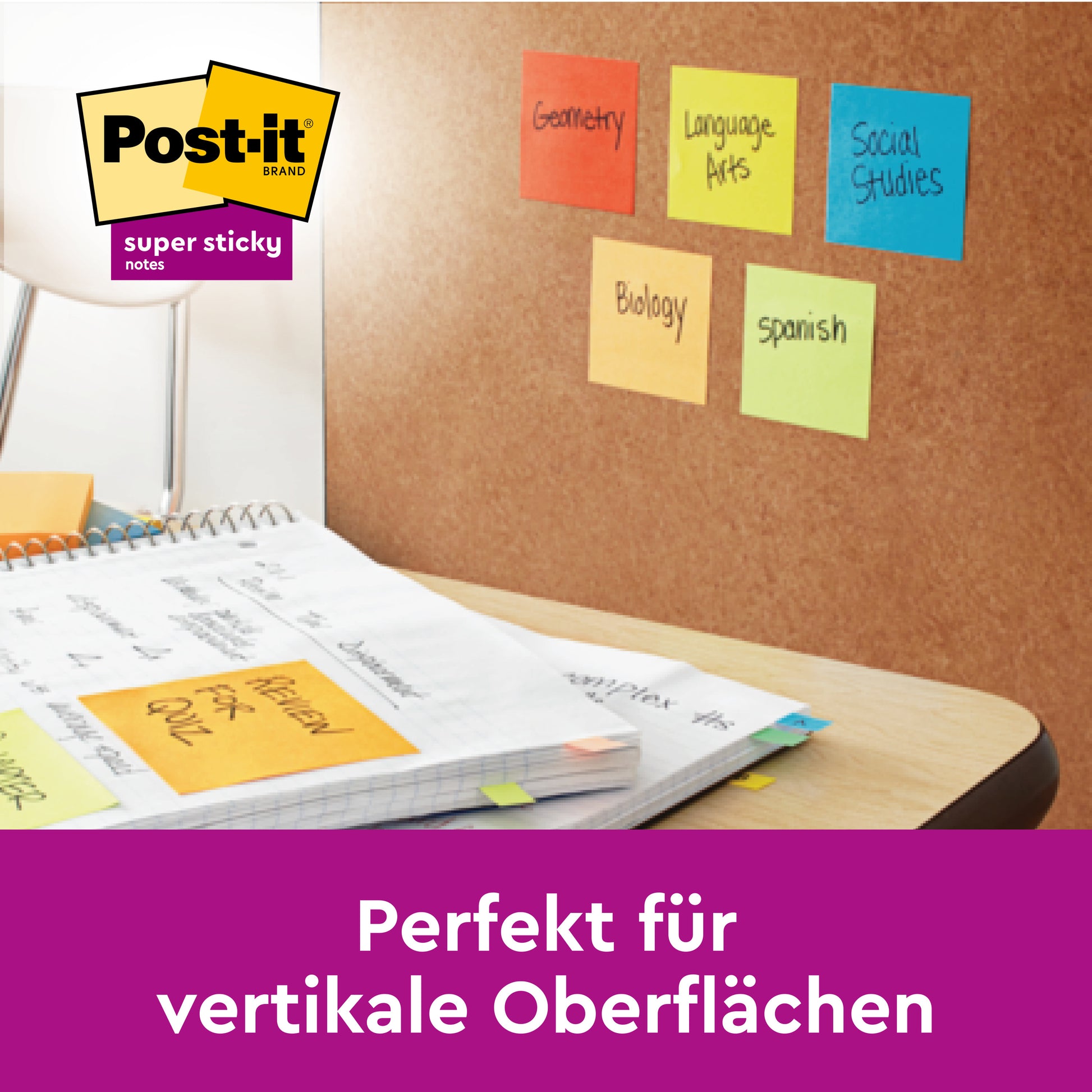 Ein weißer, bärenförmiger Post-it® Z-Zettelspender mit blauen Super Sticky Z-Zetteln (76x76mm, 45 Blatt/Block, 2 Blöcke/Packung) von 3M Deutschland GmbH steht auf einem Schreibtisch mit Notizbüchern; auf den bunten Zetteln steht "Geometrie", "Sprachunterricht" und mehr.