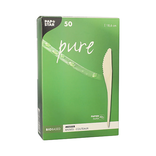 Eine weiße PAPSTAR-Box mit der Aufschrift „pure“ enthält 50 umweltfreundliche Papiermesser (18,6 cm) der PAPSTAR GmbH. Die Vorderseite ziert ein beiges Messer, eine grüne Blattgrafik und der Schriftzug „Papier pure“; die Verpackung besteht aus einem faltbaren Karton.