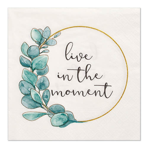 Die PAPSTAR GmbH 20 Servietten (33x33 cm, 3-lagig, 1/4-Falz, Design Set 3) zeigen eine weiße Serviette mit goldenem Kreis, grünem Eukalyptus auf der linken Seite und "live in the moment" in schwarzer Schrift - ideal für eine stilvolle Tischdekoration.
