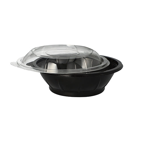 Auf einem schlichten weißen Hintergrund ist eine schwarze Starpak-Salatschalen-PET-Schüssel (600 ml) mit durchsichtigem, gewölbtem „Snap It“-R-PET-Deckel, leicht schief, abgebildet.