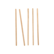 Fünf PAPSTAR Rührstäbchen Holz "pure" (14 cm) sind vertikal auf weißem Hintergrund angeordnet, das zweite von links ist leicht geneigt. Ideal für Getränke und Großbestellungen - in der Faltschachtel mit 1000 Stück von PAPSTAR GmbH.