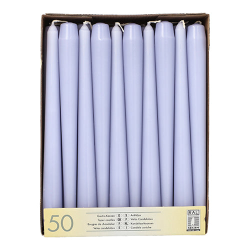 Eine Schachtel mit 50 Starpak Leuchterkerzen Ø 2,2 cm - 25 cm von Starpak, aufrecht in einer einzigen Lage angeordnet, mit einem beigen Bodenetikett, auf dem die Produktdaten und die Menge angegeben sind.