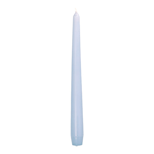 Eine einzelne, nicht angezündete Starpak 50 Leuchterkerze (hellblau, Ø 2,2 cm x 25 cm) mit spitzer Spitze und etwas breiterer Basis wird vor einem schlichten weißen Hintergrund präsentiert.