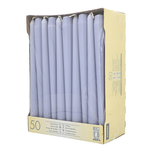 Eine Pappschachtel mit 50 weißen Starpak Leuchterkerzen Ø 2,2 cm - 25 cm, jede mit langer Brenndauer, ordentlich in zwei Reihen angeordnet und in klarem Plastik verpackt, mit Produktangaben und Symbolen auf der Vorderseite.