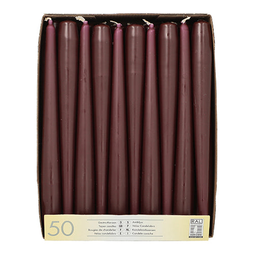 Eine Schachtel mit 50 Starpak Leuchterkerzen (Ø 2,2 cm, 25 cm lang), aufrecht in Reihen angeordnet, mit einem Etikett auf der Vorderseite, das "50" und mehrere Übersetzungen für Kegelkerze zeigt.