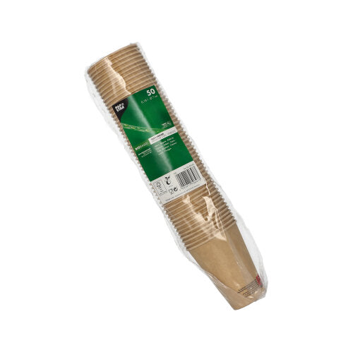 Eine folienverpackte Packung mit 50 braunen, recycelbaren PAPSTAR-Pappbechern (0,18 l, Ø 7 cm, H 9,2 cm) mit grün-weißem Etikett der PAPSTAR GmbH auf weißem Untergrund.