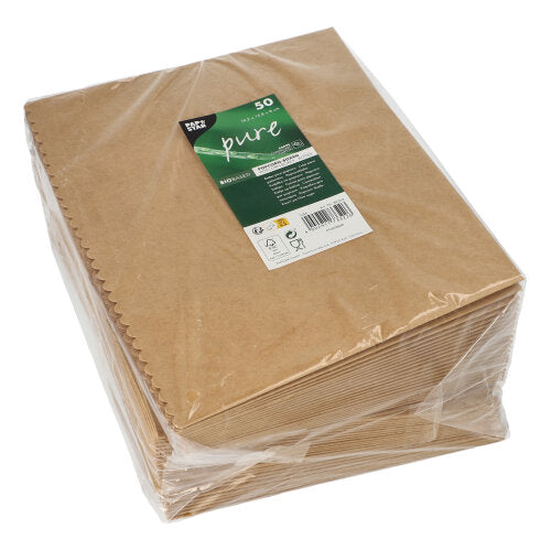 Ein Stapel PAPSTAR 50 Popcorn-Boxen „pure“ aus brauner Pappe (2400ml, 19,2x15,8x8cm), rechteckig und groß, ist in Folie verpackt. Das grün-weiße Etikett oben zeigt Produktdetails und die Anzahl: 50 Stück.