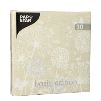 Eine beige quadratische Packung PAPSTAR 30 Servietten (3-lagig, 1/4-Falz, 33x33 cm) der PAPSTAR GmbH zeigt ein weißes Pusteblumen-Motiv, die Aufschrift „Basic Edition“, die „30“ oben rechts und das PAPSTAR-Logo in der oberen linken Ecke.