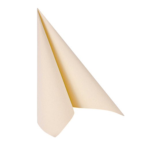 Eine einzelne PAPSTAR 50 Servietten "ROYAL Collection" 1/4-Falz 40 x 40 cm Champagnerserviette der PAPSTAR GmbH ist senkrecht zu einem Dreieck mit zwei spitzen Enden an der Spitze gefaltet und steht auf einem schlichten weißen Hintergrund.