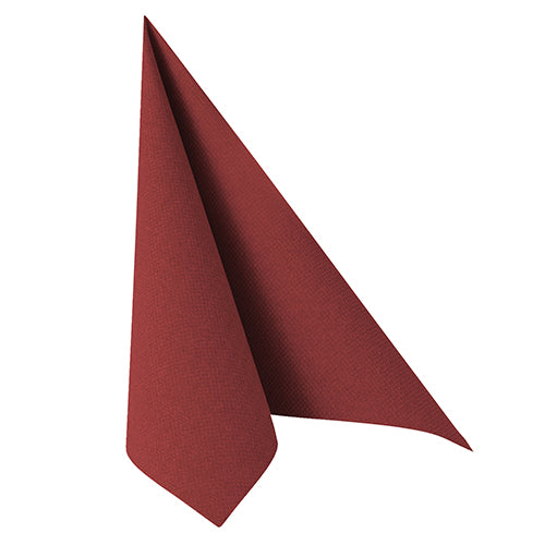 Eine sauber gefaltete PAPSTAR GmbH 50 Servietten "ROYAL Collection" 1/4-Falz 40 x 40 cm in bordeaux steht aufrecht in einer Dreiecksform vor weißem Hintergrund.