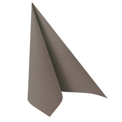 Die graue Serviette PAPSTAR 50 Servietten "ROYAL Collection" 1/4-Falz 40 x 40 cm der PAPSTAR GmbH ist hochkant in Dreiecksform gefaltet, wobei die elegante Struktur an den beiden Kanten leicht sichtbar ist.