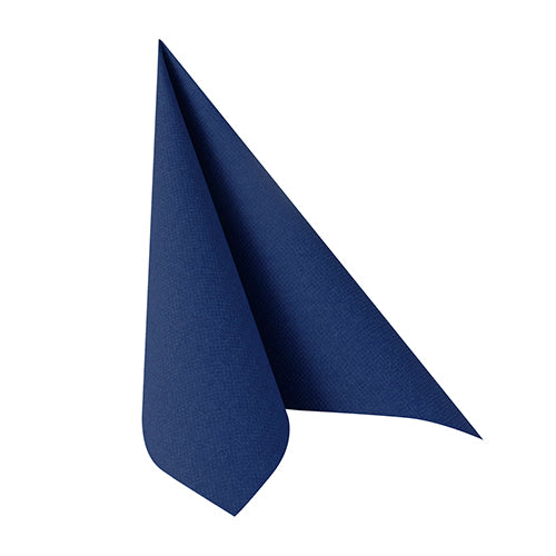 Eine PAPSTAR 50 Servietten "ROYAL Collection" 1/4-Falz 40 x 40 cm dunkelblau, von PAPSTAR GmbH, ist hochkant zu einem spitzen Dreieck vor weißem Hintergrund gefaltet und zeigt die Eleganz des Royal Collection Stils.