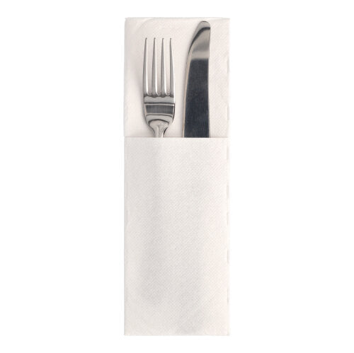 Eine Gabel und ein Messer aus Metall liegen nebeneinander in einer 50er Servietten „ROYAL Collection“ der PAPSTAR GmbH im Format 48 x 30 cm, die im Besteckfalz-Stil gefaltet ist und so eine Tasche bildet, in der die Utensilien Platz finden.