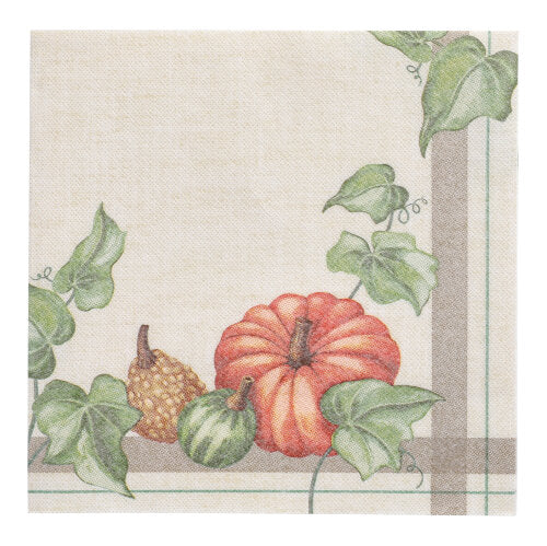 Die PAPSTAR 50 Servietten "ROYAL Collection" 40x40 cm von PAPSTAR GmbH zeigen einen bedruckten Kürbis, Kürbisse, grüne Blätter in einer Ecke, eine karierte Bordüre und einen hellbeigen Hintergrund - perfekt, um jeden Tisch elegant zu gestalten.