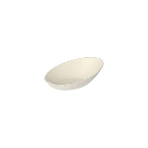 Die PAPSTAR 50 Fingerfood-Schalen aus weißem Zuckerrohr („pure“, PAPSTAR GmbH) sind oval, umweltfreundlich und nachhaltig. Sie erscheinen leer auf weißem Hintergrund und werden aus leichtem Winkel präsentiert.
