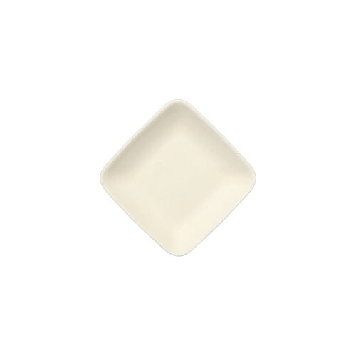 Ein eckiger, weißer PAPSTAR „pure“ Fingerfood-Teller aus umweltfreundlichem Zuckerrohr (6,5 x 6,5 cm) ist leer und diagonal vor weißem Hintergrund platziert.