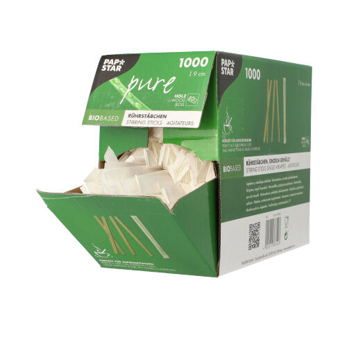 Eine geöffnete grün-weiße Schachtel mit PAPSTAR 1000 Rührstäbchen, Holz „pure“, einzeln gehüllt der PAPSTAR GmbH zeigt umweltfreundliche, einzeln verpackte Holzrührstäbchen auf weißem Hintergrund. Die Schachtel ist für 1000 Stück beschriftet.