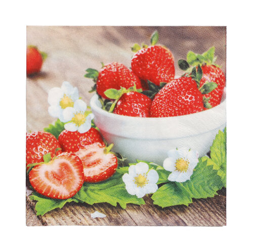 Eine weiße Schale mit Erdbeeren steht auf Holz, umgeben von Beeren, grünen Blättern, Erdbeerblüten und säuberlich gefalteten PAPSTAR 20 Servietten, 33 cm x 33 cm 3-lagig 1/4-Falz Design Set 2 von PAPSTAR GmbH.