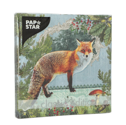 Die PAPSTAR 20 Servietten (33 x 33 cm, 3-lagig, Design Set 4) der PAPSTAR GmbH zeigen einen Fuchs im Gras mit einem Pilz in der Nähe, umgeben von Laub und Beeren, sowie dem "Papstar"-Logo in der oberen linken Ecke.