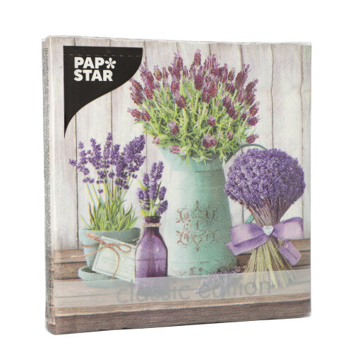 Eine Packung PAPSTAR 20 3-lagige Servietten (33x33 cm, 1/4 gefaltet) aus dem Design Set 3, mit Lavendelblüten auf einer Holzoberfläche. Marke: PAPSTAR GmbH.