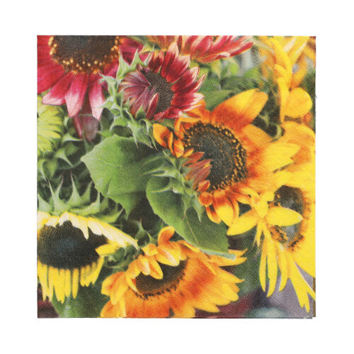Die Nahaufnahme eines Blumenstraußes mit blühenden Sonnenblumen und roten Spitzen, grünen Blättern und Stielen hebt sich von einem unscharfen Hintergrund ab - perfekt für die Tischdekoration mit PAPSTAR 20 Servietten, 33 cm x 33 cm, 3-lagig von PAPSTAR GmbH.