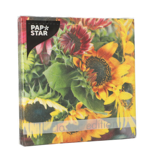 Das 20er-Pack Servietten der PAPSTAR GmbH besteht aus 33 x 33 cm großen, 3-lagigen Servietten mit floralem Muster und praktischer 1/4-Faltung.