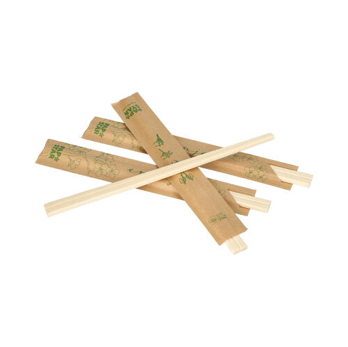 Zwei PAPSTAR GmbH „pure“ 21 cm Essstäbchen aus Holz, einzeln in Folie gehüllt, liegen auf braunen Papierhüllen mit grünem Design und Text für hygienischen Gebrauch. Hintergrund: schlichtes Weiß.