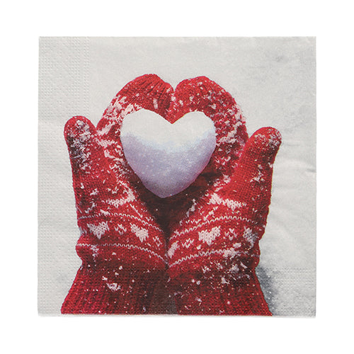 Rot-weiß gemusterte Fäustlinge halten einen herzförmigen Schneeball, so weich wie die PAPSTAR 20 Servietten 33x33 cm 3-lagig der PAPSTAR GmbH, vor einer verschneiten Kulisse.
