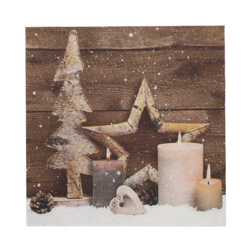 Drei brennende Kerzen, ein Holzbaum, Stern- und Herzschmuck, Tannenzapfen und PAPSTAR 20 Servietten 33x33 cm 3-lagig 1/4-Falz Design Set 5 von PAPSTAR GmbH werden auf Kunstschnee mit leichtem Schneefall-Effekt präsentiert.