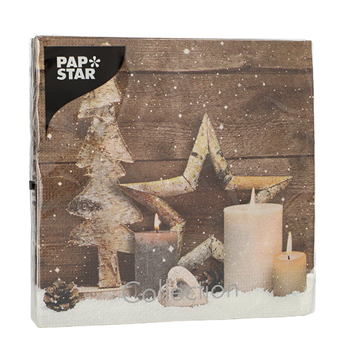 Die PAPSTAR GmbH 20 Servietten, 33x33 cm, 3-lagig, Set 5 zeigt ein rustikales Winterdesign mit Kerzen und Holzdekorationen - haltbar und dekorativ für festliche Anlässe.