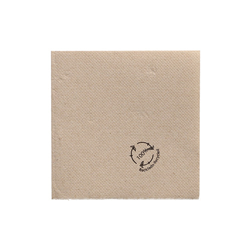 Eine einzelne naturfarbene PAPSTAR 2-lagige Serviette „PUNTO“ (20x20 cm, mikrogeprägt, 1/4-Falz) aus recyceltem Papier mit schwarzem „100% Recycled“-Stempel und Recycling-Symbol, im Spenderkarton (100 Stück).