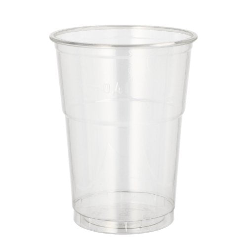 Ein Starpak 50 Trinkbecher R-PET glasklar steht aufrecht auf weißem Hintergrund – perfekt für umweltfreundliche Getränkeservierung.