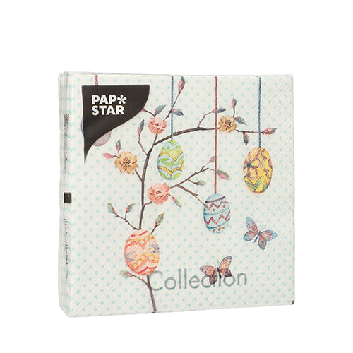 Eine quadratische Packung mit 20 Servietten der PAPSTAR GmbH, 25 cm x 25 cm, 3-lagig, zeigt ein Etikett und dekorierte Ostereier auf Zweigen mit Blumen und Schmetterlingen auf einem hellblau gepunkteten Hintergrund.