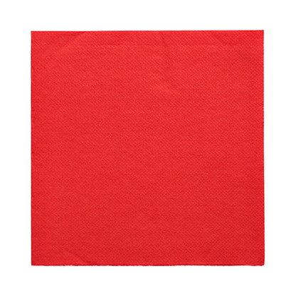 Eine rote PAPSTAR 1/4-Falz-Serviette (32x32 cm) aus der „DAILY Collection“ der PAPSTAR GmbH ist flachliegend auf weißem Untergrund abgebildet und weist ein dezentes Strukturmuster auf – ideal für eine moderne Tischdekoration.