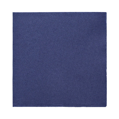 Die 20 Servietten „DAILY Collection“ 1/4-Falz, 32x32 cm, der PAPSTAR GmbH präsentieren sich in schlichtem Dunkelblau mit einfacher Struktur und geraden Kanten – ideal für jede Tischdekoration, präsentiert vor weißem Hintergrund.