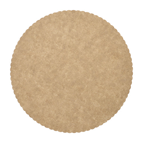 Die PAPSTAR 100 Tortenunterlagen, Pappe „pure“ rund der PAPSTAR GmbH sind runde, hellbraune Papierdeckchen mit gewellten Rändern und dezenter Struktur – ideal für den Einsatz als Tortenunterlage in der Gastronomie. Die Draufsicht auf weißem Hintergrund zeugt von hochwertiger Handwerkskunst.