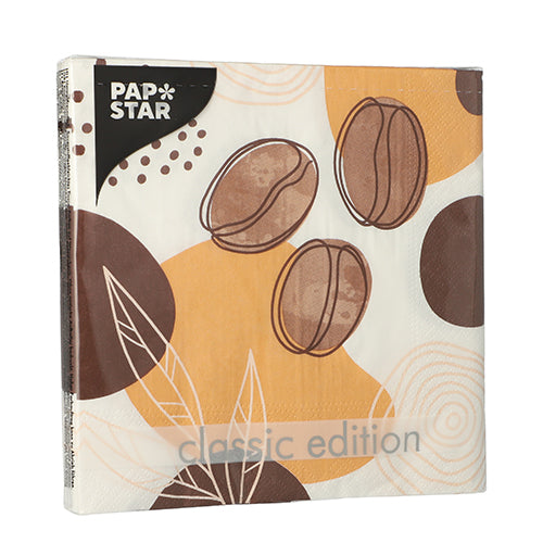 Eine Packung PAPSTAR 20 Servietten, 33x33 cm, 3-lagig, 1/4-Falz Design Set 5 von PAPSTAR GmbH zeigt eine braune Kaffeebohne und abstrakte orange/braune Formen auf weißem Hintergrund.