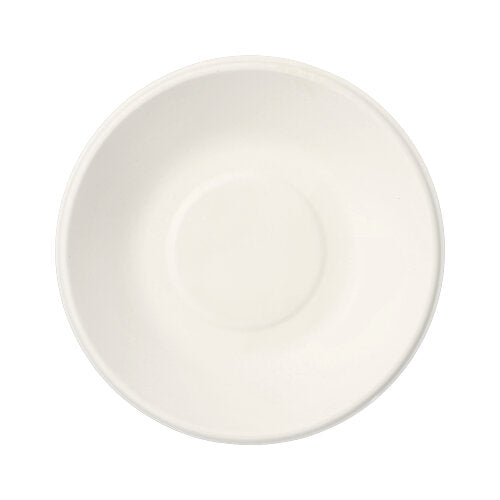 Eine schlichte weiße Keramikuntertasse, von oben auf weißem Hintergrund fotografiert, spiegelt das schlichte Design der PAPSTAR 50 Schalen, Zuckerrohr „pure“ weiss von der PAPSTAR GmbH wider – nachhaltige und biologisch abbaubare Einwegschalen.