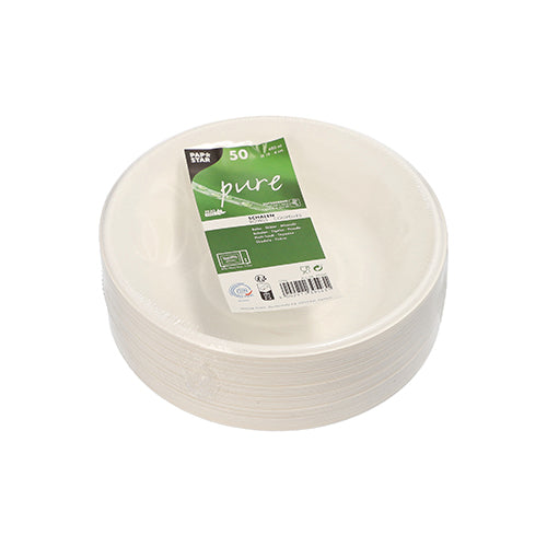 Ein Stapel von 50 weißen „Pure“-Schüsseln der PAPSTAR GmbH, hergestellt aus nachhaltigem, biologisch abbaubarem Zuckerrohr, ist in Plastik eingewickelt und trägt grüne „Pure“-Etiketten sowie Öko-Zertifizierungssymbole auf der Verpackung.