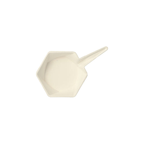 Eine PAPSTAR 50 Fingerfood-Schale aus weißem Zuckerrohr in Hexagon-Form der Marke PAPSTAR GmbH liegt zentriert auf einem schlichten weißen Hintergrund.