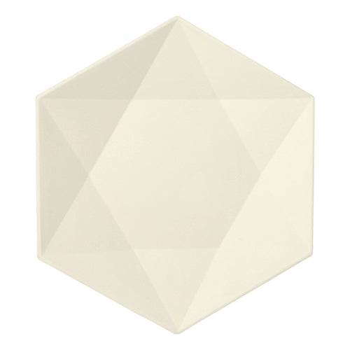 Ein weißer, sechseckiger „Diamond“-Teller der PAPSTAR GmbH (25 Stück), hergestellt aus umweltfreundlichem Zuckerrohrmaterial, 2,5 x 26 x 23 cm, kombiniert moderne Nachhaltigkeit mit einem facettierten geometrischen Design für subtile Schatteneffekte.